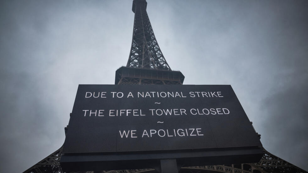 À Paris, l'emblématique tour Eiffel fermée en raison d'une grève