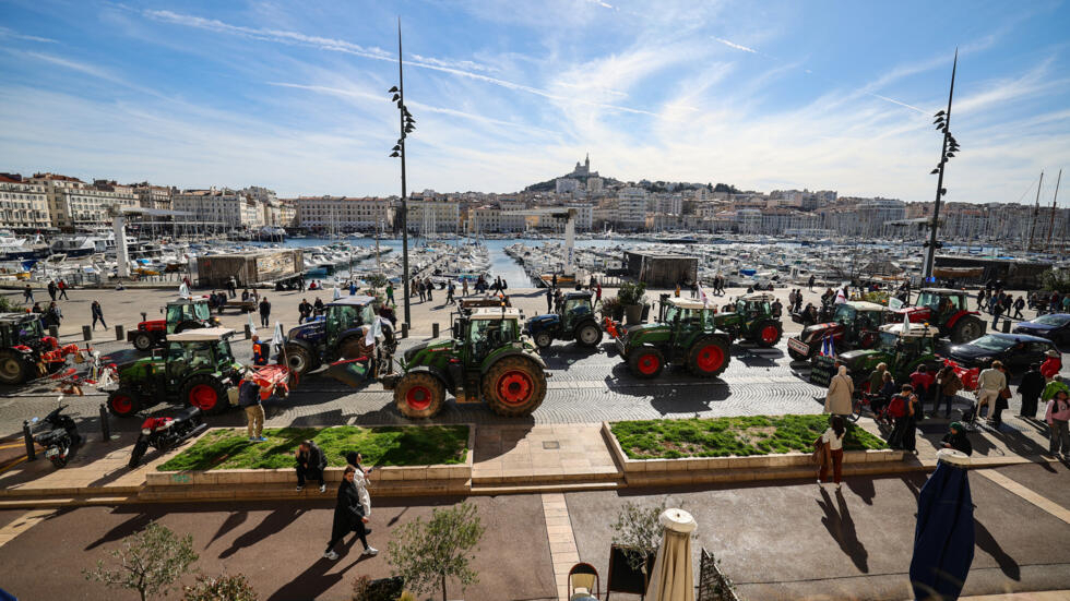 France : des agriculteurs manifestent avant de nouvelles annonces du gouvernement