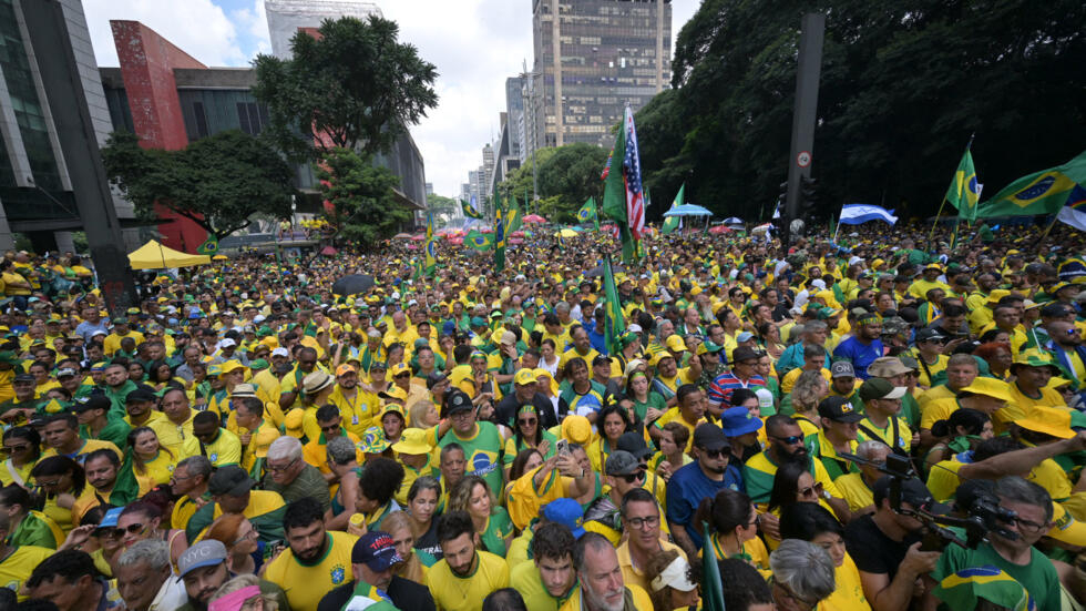 Au Brésil, des milliers de partisans de Jair Bolsonaro dans la rue, en pleine tempête judiciaire