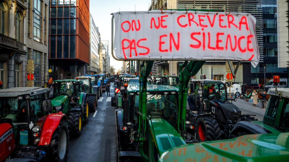 Une centaine de tracteurs en plein Bruxelles, l'UE envisage de simplifier la PAC