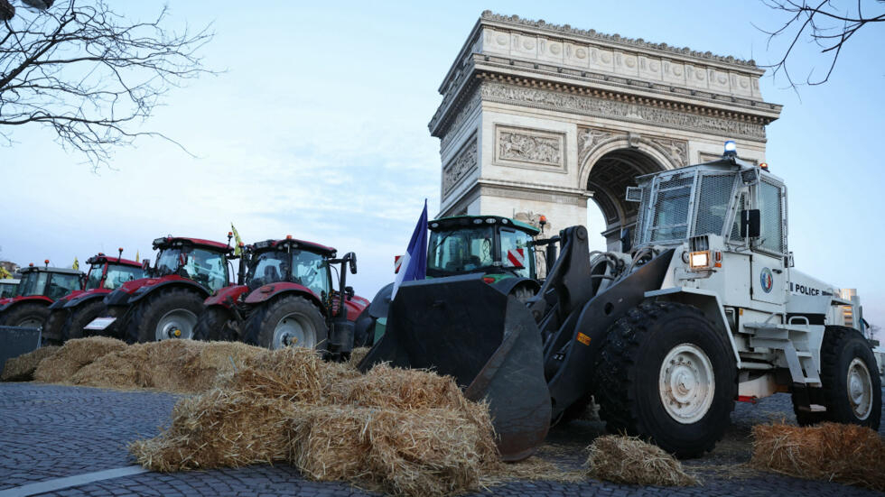 Crise agricole : la Coordination rurale mène une action autour de l'Arc de Triomphe à Paris