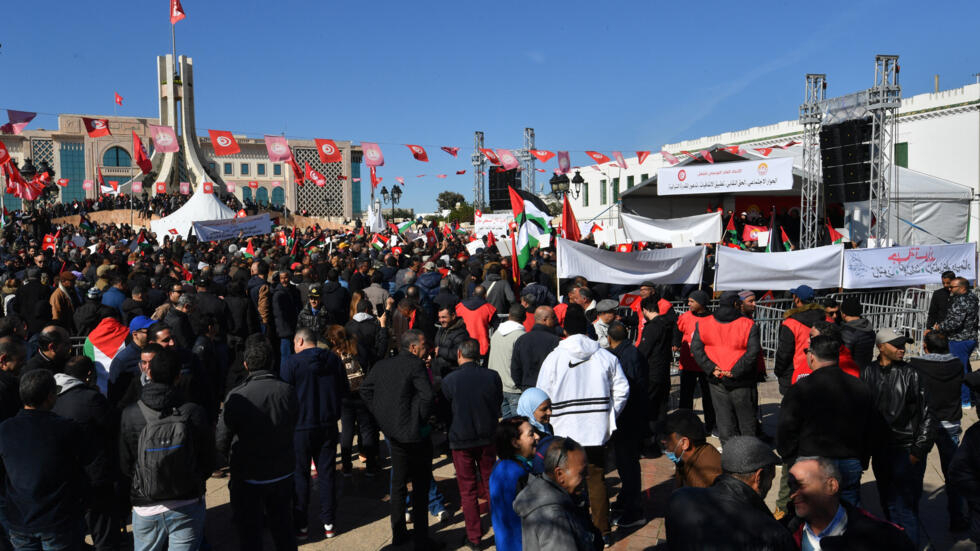 En Tunisie, des milliers de personnes manifestent contre la crise socio-économique