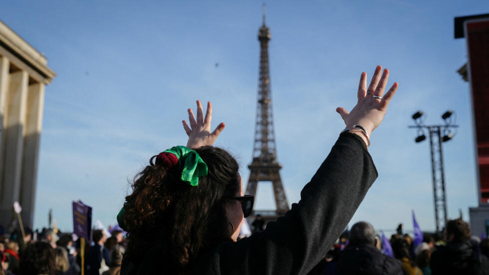 Devant la tour Eiffel, l'inscription de I'IVG dans la Constitution suscite une "joie immense"