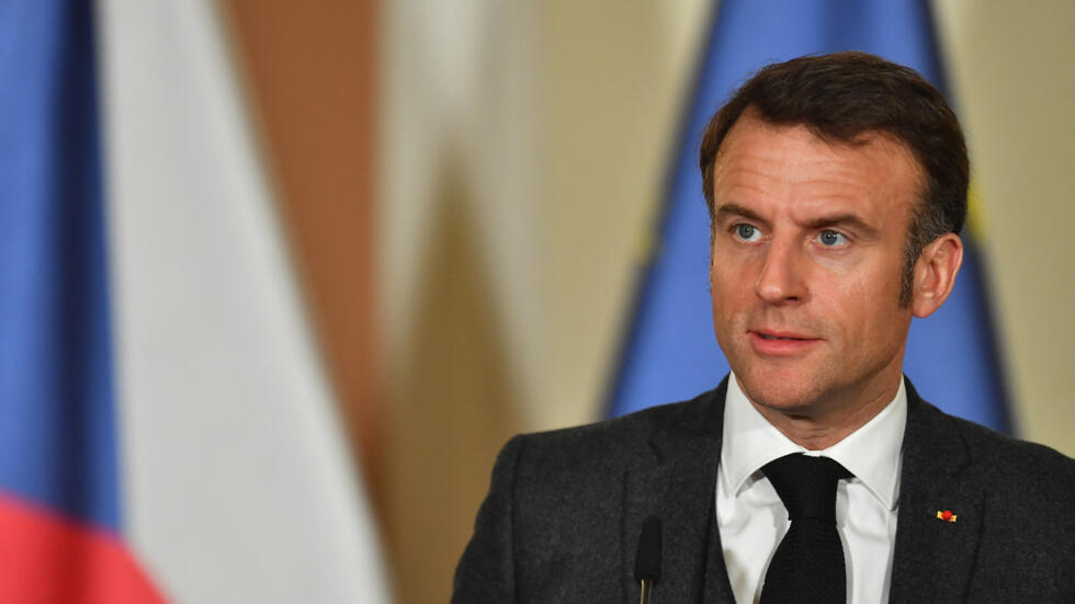 À Prague, Emmanuel Macron "assume" ses positions sur l'Ukraine