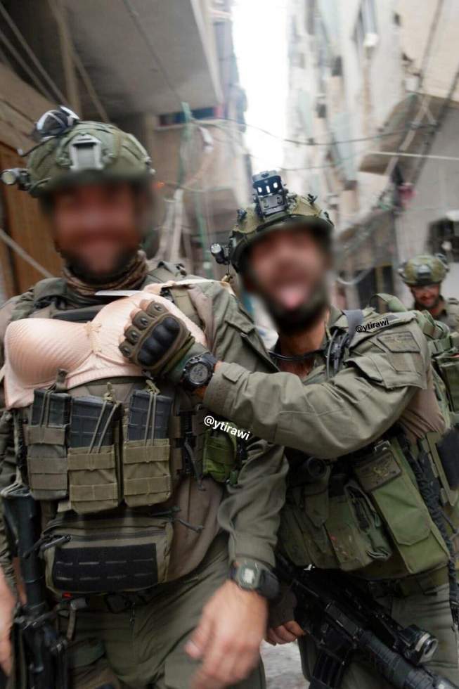 À Gaza, des militaires israéliens se photographient en montrant de la lingerie féminine