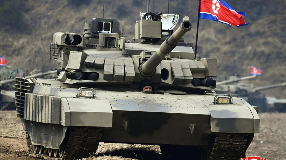 Kim Jong-un se prépare à "une guerre réelle" et teste un nouveau char de combat Kim Jong-un se prépare à "une guerre réelle" et teste un nouveau char de combat