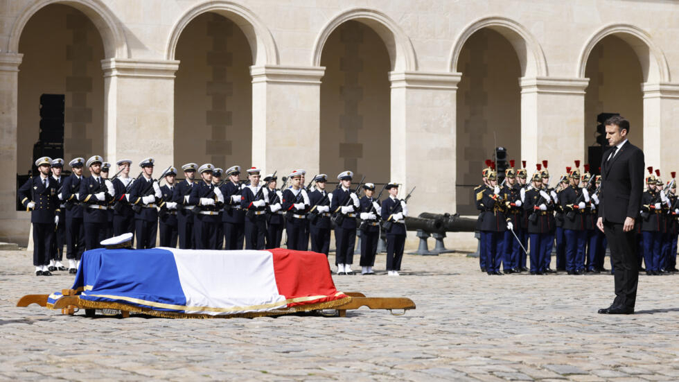 Hommage national à Philippe de Gaulle, qui s'est construit un destin à "l'ombre d'un grand homme"