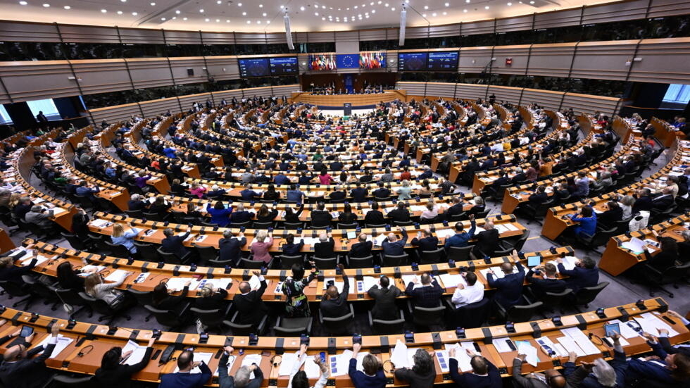 "Jour historique", "clou dans le cercueil de l'UE" : les réactions à la réforme migratoire "Jour historique", "clou dans le cercueil de l'UE" : les réactions à la réforme migratoire