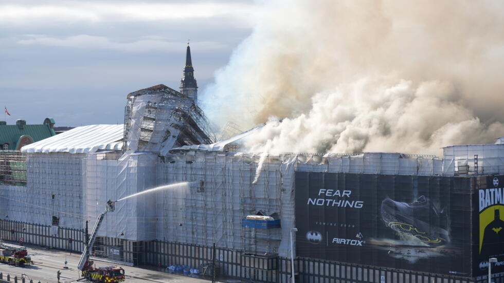 Danemark : la vieille Bourse de Copenhague ravagée par un incendie spectaculaire