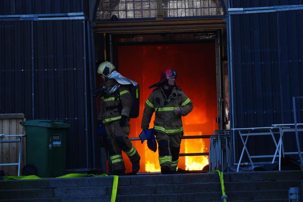 Danemark : la vieille Bourse de Copenhague ravagée par un incendie spectaculaire