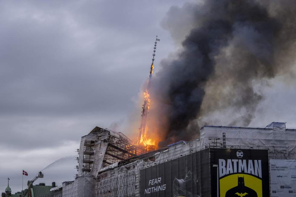 Danemark : la vieille Bourse de Copenhague ravagée par un incendie spectaculaire