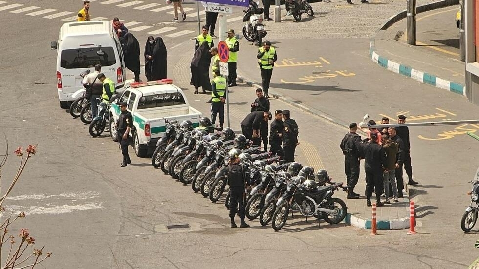 Iran : des "patrouilles de moralité" à nouveau déployées pour arrêter les femmes non voilées Iran : des "patrouilles de moralité" à nouveau déployées pour arrêter les femmes non voilées