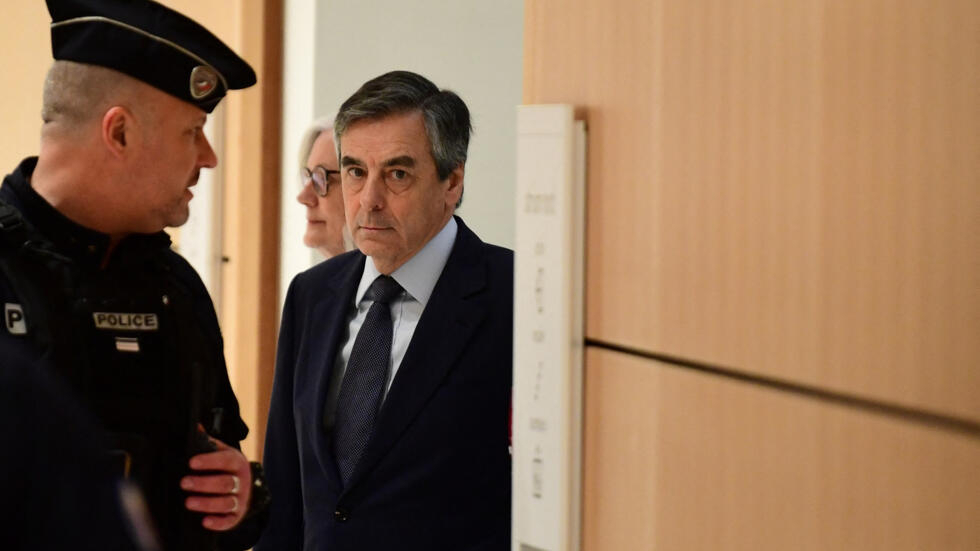 Emplois fictifs : l'ancien Premier ministre François Fillon définitivement jugé coupable