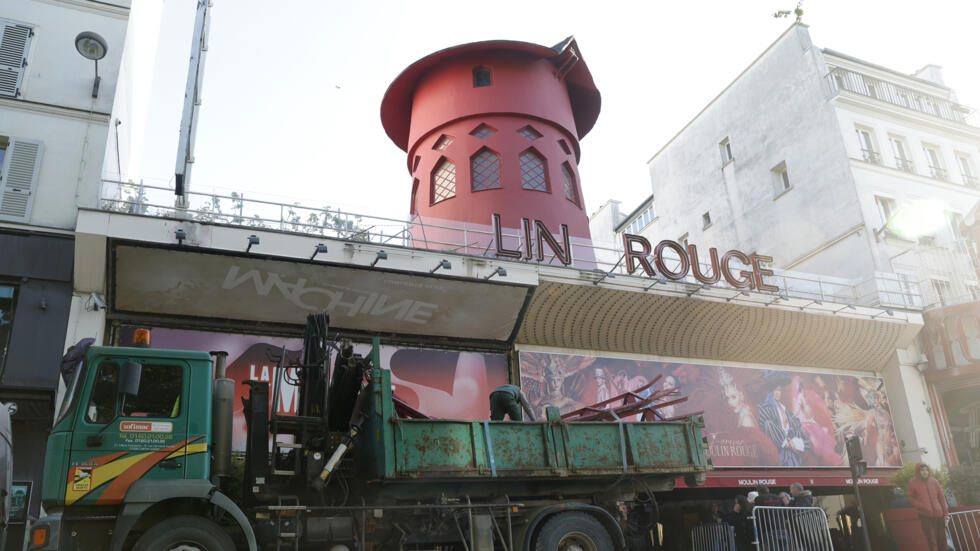 Le mythique cabaret du Moulin Rouge perd ses ailes mais reste ouvert Le mythique cabaret du Moulin Rouge perd ses ailes mais reste ouvert