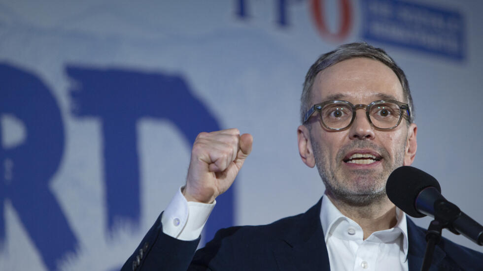En Autriche, l'extrême droite fait la course en tête pour les européennes et les législatives En Autriche, l'extrême droite fait la course en tête pour les européennes et les législatives