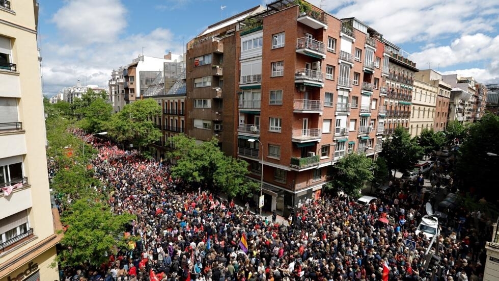 Rassemblement de milliers de socialistes espagnols implorant Pedro Sanchez de ne pas démissionner