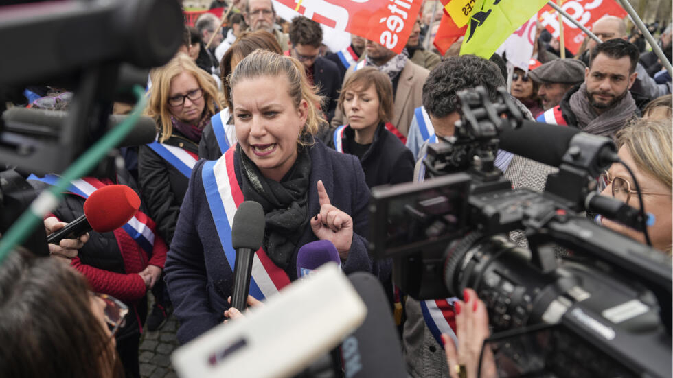 La police a interrogé les Insoumises Mathilde Panot et Rima Hassan pour "apologie du terrorisme" La police a interrogé les Insoumises Mathilde Panot et Rima Hassan pour "apologie du terrorisme"