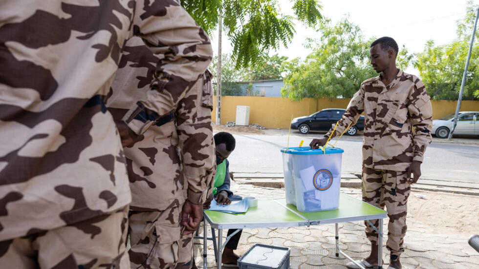 Les Tchadiens votent pour élire leur président après trois ans de pouvoir militaire