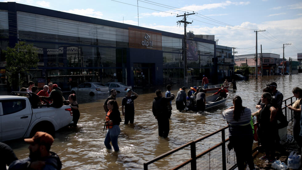 À Porto Alegre, le délicat sauvetage des habitants piégés par les eaux