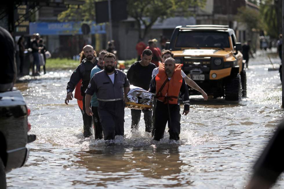 À Porto Alegre, le délicat sauvetage des habitants piégés par les eaux À Porto Alegre, le délicat sauvetage des habitants piégés par les eaux
