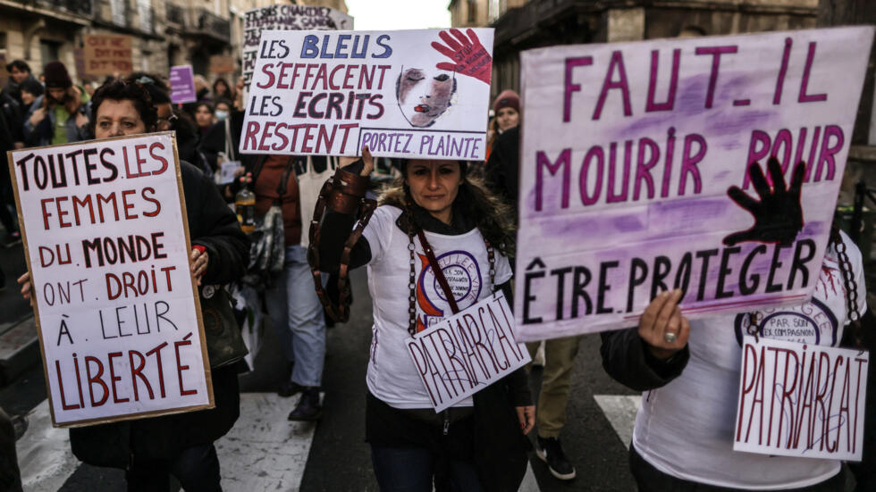 Violences faites aux femmes : l'UE adopte une première législation, mais qui exclut le viol