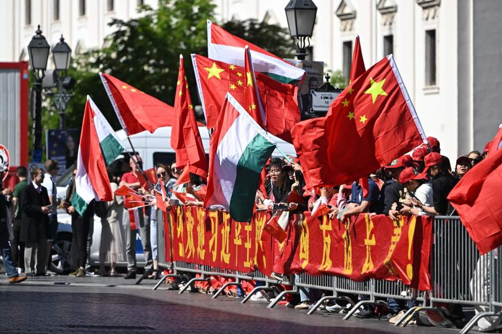 Xi Jinping accueilli en grande pompe en Hongrie, leur "partenariat stratégique" consolidé Xi Jinping accueilli en grande pompe en Hongrie, leur "partenariat stratégique" consolidé