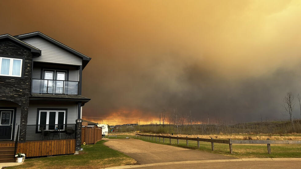 Canada : le feu se rapproche de la ville pétrolière de Fort McMurray