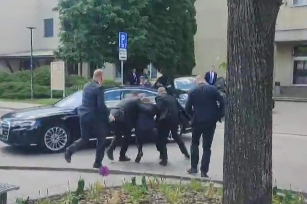 Victime d'une tentative de meurtre, le Premier ministre slovaque devrait survivre Victime d'une tentative de meurtre, le Premier ministre slovaque devrait survivre