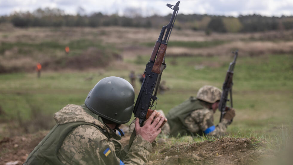 Ukraine : la loi de mobilisation, une mesure "nécessaire" mais "trop tardive"