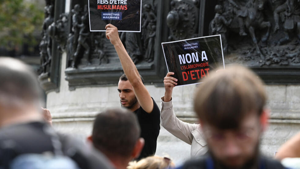 "La France, tu l’aimes mais tu la quittes" : pourquoi des musulmans surdiplômés choisissent l’exil