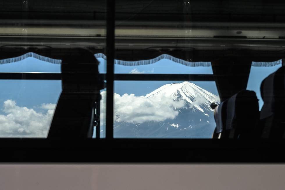 Surtourisme : une petite ville japonaise installe un filet masquant une vue du mont Fuji