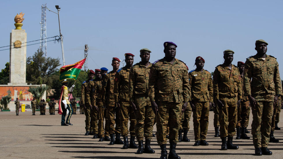 Au Burkina Faso, des volontaires pour la défense de la patrie déposent les armes