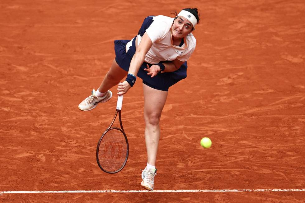 Roland-Garros : Corentin Moutet éliminé par Jannik Sinner, Ons Jabeur qualifiée pour les quarts