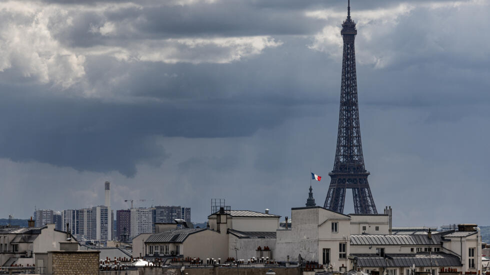 Soupçons d'"ingérence étrangère" après la découverte de cercueils au pied de la tour Eiffel Soupçons d'"ingérence étrangère" après la découverte de cercueils au pied de la tour Eiffel