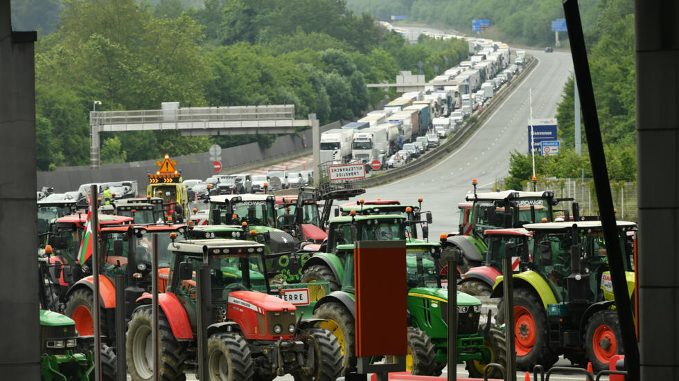 Les agriculteurs espagnols et français bloquent la frontière pour "peser" sur les européennes