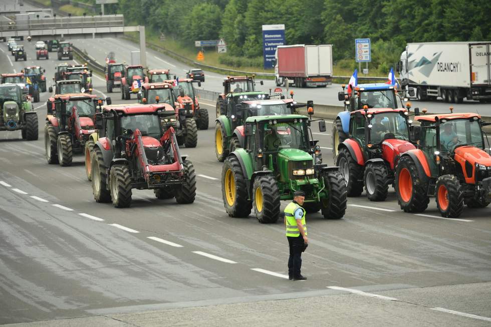 Les agriculteurs espagnols et français bloquent la frontière pour "peser" sur les européennes