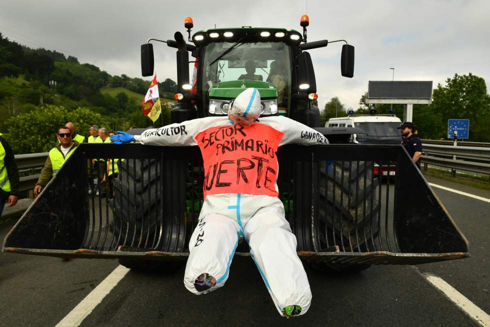 Les agriculteurs espagnols et français bloquent la frontière pour "peser" sur les européennes