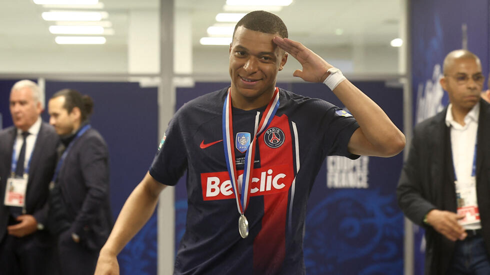 Football : l'ex-star du PSG Kylian Mbappé signe officiellement au Real Madrid