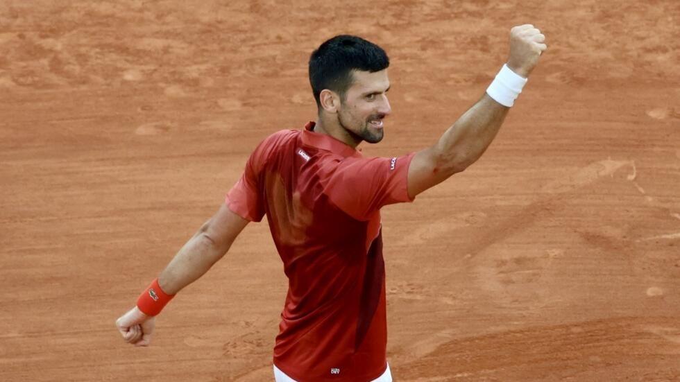 Roland-Garros : Novak Djokovic se qualifie pour les quarts mais se blesse Roland-Garros : Novak Djokovic se qualifie pour les quarts mais se blesse