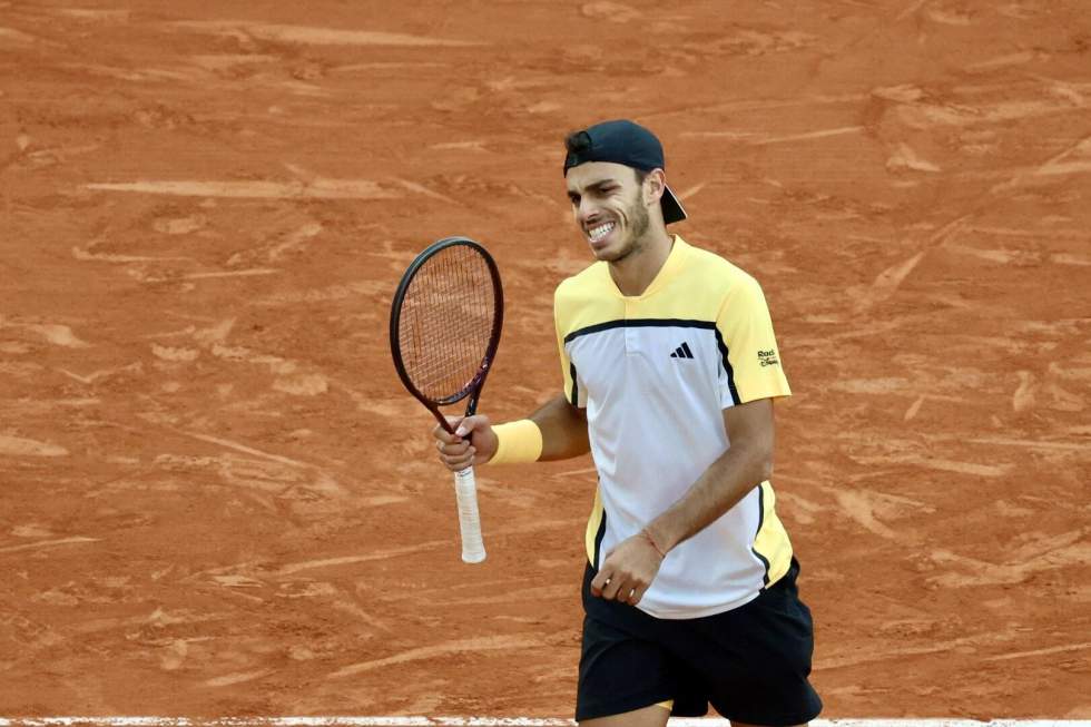 Roland-Garros : Novak Djokovic se qualifie pour les quarts mais se blesse Roland-Garros : Novak Djokovic se qualifie pour les quarts mais se blesse