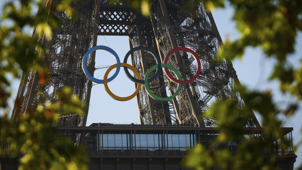 JO de Paris 2024 : la tour Eiffel se pare des anneaux olympiques JO de Paris 2024 : la tour Eiffel se pare des anneaux olympiques