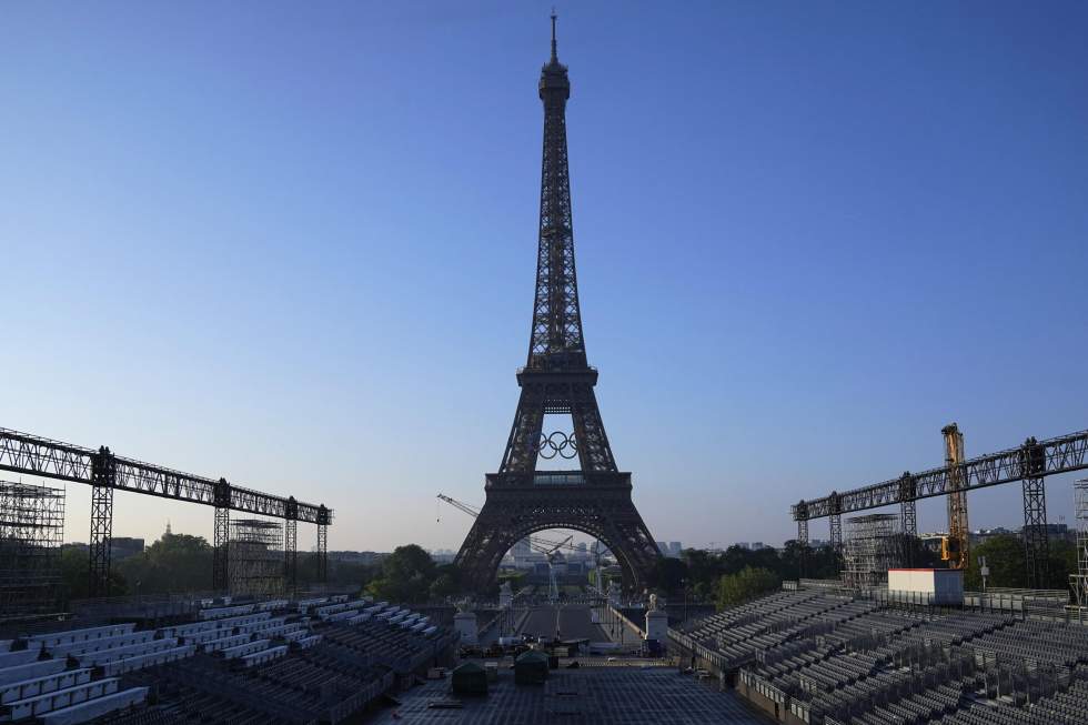 JO de Paris 2024 : la tour Eiffel se pare des anneaux olympiques JO de Paris 2024 : la tour Eiffel se pare des anneaux olympiques