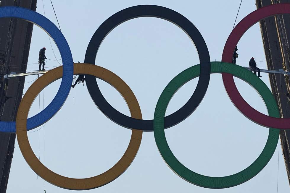 JO de Paris 2024 : la tour Eiffel se pare des anneaux olympiques JO de Paris 2024 : la tour Eiffel se pare des anneaux olympiques