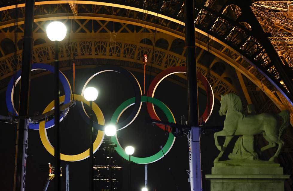 JO de Paris 2024 : la tour Eiffel se pare des anneaux olympiques JO de Paris 2024 : la tour Eiffel se pare des anneaux olympiques