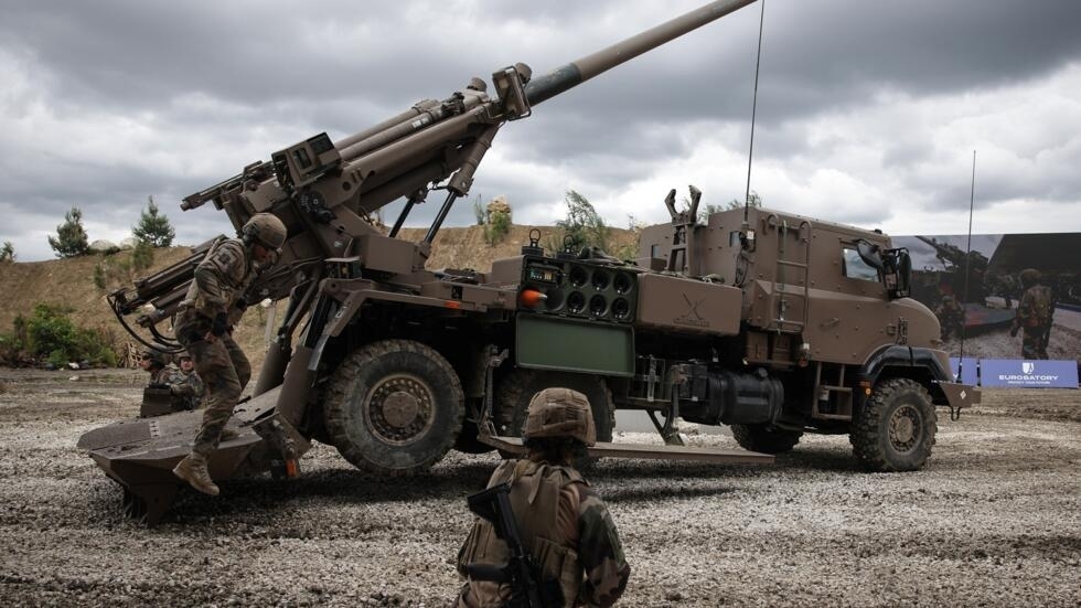 Au salon Eurosatory, la future politique française de défense en question Au salon Eurosatory, la future politique française de défense en question