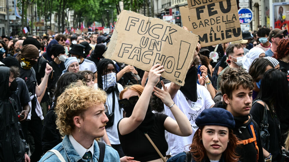 Législatives anticipées : le vote des jeunes convoité en vue du premier tour Législatives anticipées : le vote des jeunes convoité en vue du premier tour