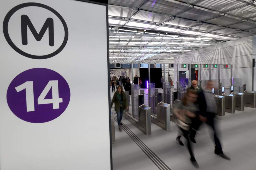 Inauguration du premier supermétro de la région parisienne, reliant Saint-Denis à Orly, avant les JO