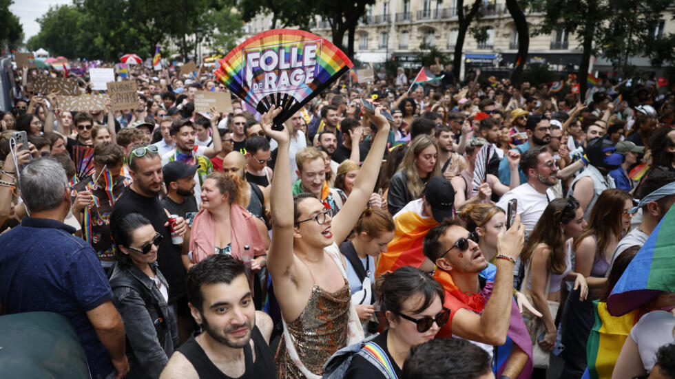 Marche des fiertés : des milliers de personnes défilent à Paris contre la transphobie