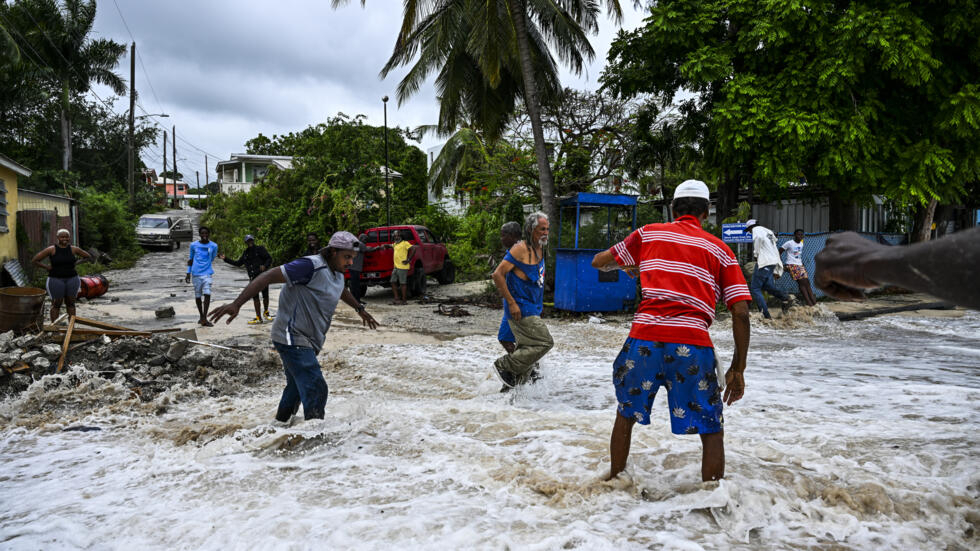 Avec ses vents "dévastateurs", l'ouragan Béryl touche le sud des Antilles