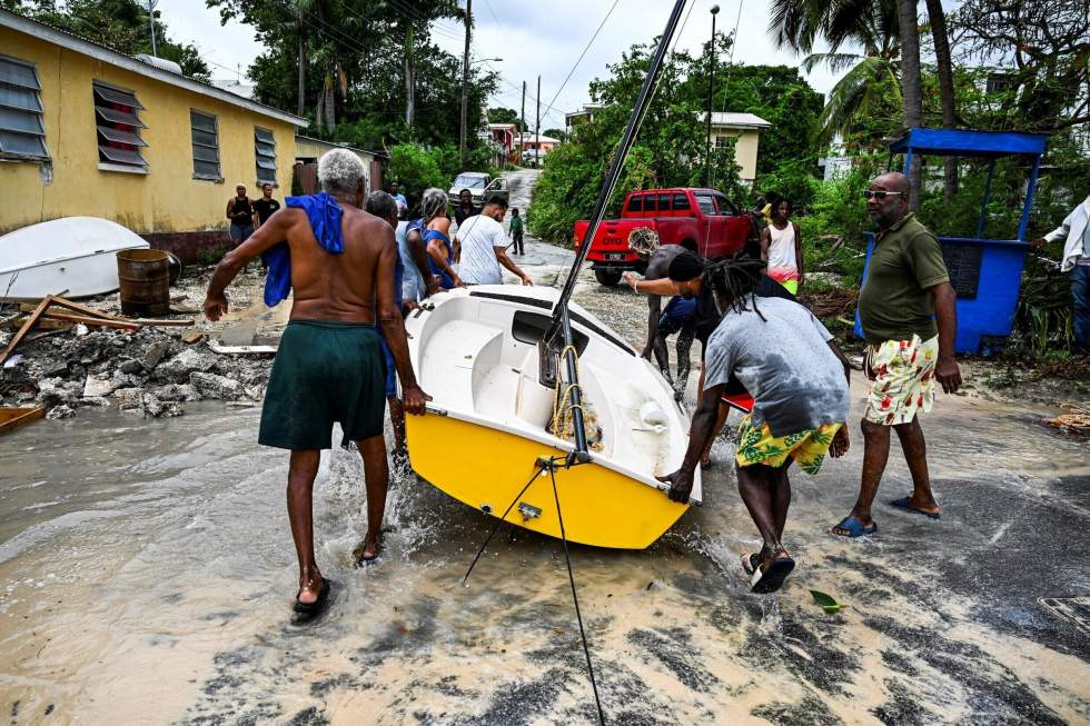 Avec ses vents "dévastateurs", l'ouragan Béryl touche le sud des Antilles